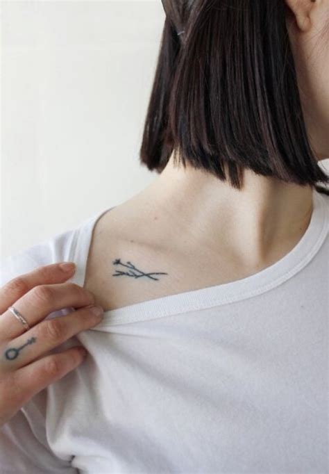 tatuajes pequeños clavicula|20 Ideas de pequeños tatuajes en las clavículas para。